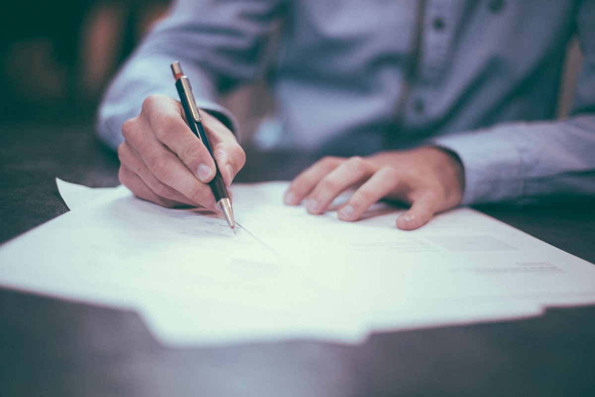 5 cláusulas contratuais que toda empresa deveria revisar antes de assinar